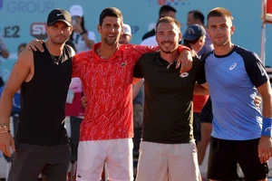 Dimitrov (ngoài cùng bên trái) bị cha của Djokovic cáo buộc là "trường hợp siêu lây nhiễm"