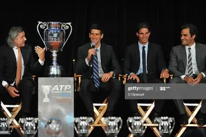 Ông Nastase (tóc bạc dài) từng nhiều lần giao lưu với Djokovic, Nadal và Federer trong các sự kiện của ATP