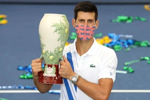 Djokovic đeo khẩu trang nhận cúp vô địch Cincinnati Masters