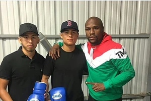 Danny Gonzalez (giữa) và Mayweather