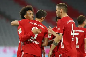 Sane ăn mừng chiến thắng cùng các đồng đội