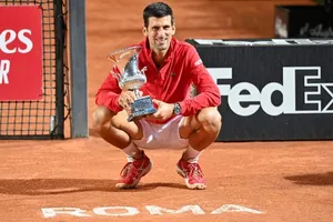 Novak Djokovic và chiếc cúp vô địch Italian Open 2020