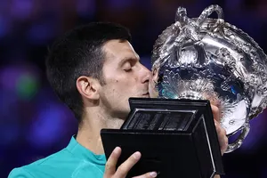 Djokovic hôn chiếc cú vô địch Australian Open 2021