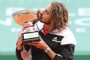 Tsitsipas hôn chiếc cúp vô địch Monte Carlo Masters