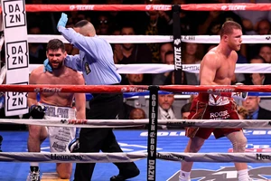 Canelo đã bị phân tâm trong trận thắng "Rocky nước Anh"