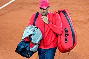 Federer rời khỏi Roland Garros 2021