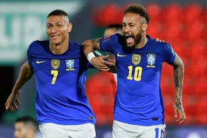 Neymar (phải) sẽ dẫn dắt tuyển Brazil ở kỳ Copa America lần này