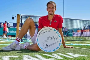 Medvedev và chiếc cúp vô địch ở Mallorca