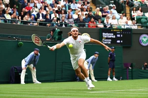 Tsitsipas để thua Tiafoe