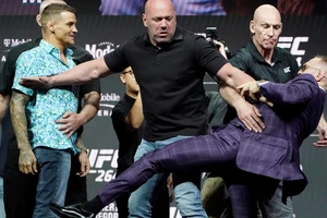 McGregor với chân đá Poirier