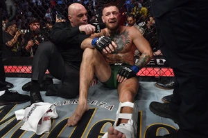 McGregor gãy cổ chân trái