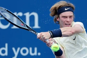 Rublev lần đầu đánh bại Zverev