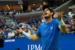 Murray phàn nàn với trọng tài vì Tsitsipas vào nhà vệ sinh qua lâu
