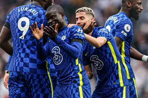 Jorginho ăn mừng cùng Kante