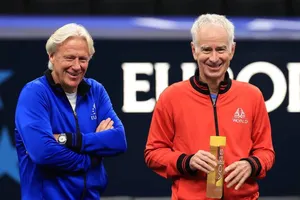 Bjorn Borg (áo xanh) và Đội trưởng John McEnroe của tuyển Thế giới
