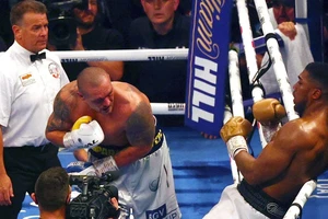 Usyk đánh bại AJ, sau đó được Vitali chúc mừng