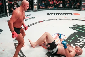 Emelianenko thắng KO ở sự kiện UFC 269