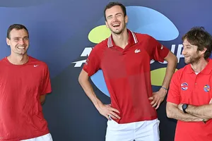 Medvedev (giữa) cùng với Safiullin (trái) và Cervara