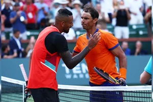 Nadal bắt tay Kyrgios sau chiến thắng