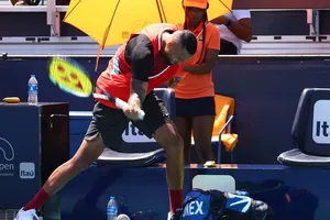 Nick Kyrgios giận dữ đập vợt