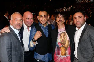 Oscar de la Hoya (phải) và Dana White (thứ 2 từ trái sang)