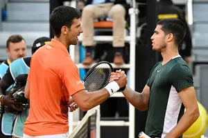 Alcaraz (phải) đánh bại Djokovic