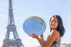 Aelx Eala và chiếc đĩa bạc vô địch Roland Garros trước Tháp Eiffel