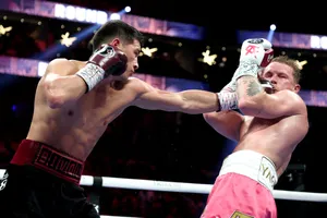 Bivol ra đòn trúng mặt Canelo