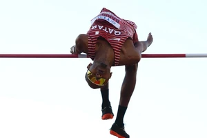 Barshim thanh thoát vượt qua mức xà 2 mét 37