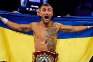 Lomachenko mang cờ Ukraine quay lại sàn đài