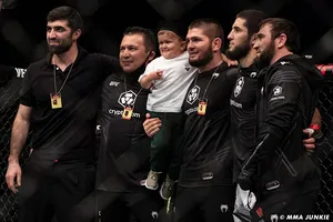 Javier Mendez (thứ 2 từ trái sang)