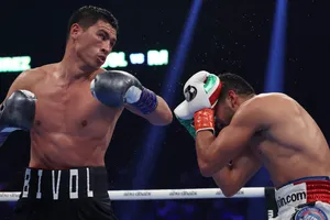 Bivol tấn công, còn Ramirez ôm đầu chịu trận