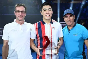 Nakashima cùng đội hỗ trợ