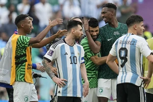 Messi bàng hoàng khi Saudi Arabia đánh bại Argentina