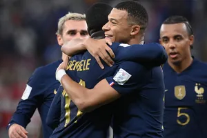 Mbappe ăn mừng cùng các đồng đội