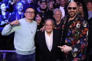 Usyk (phải) và Fury (trái) cùng với ông bầu Arum