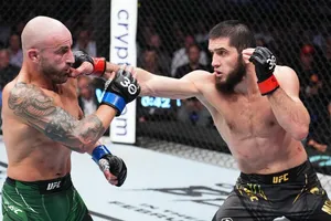 Makhachev tung đòn vào Volkanovski