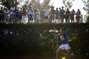 Alcaraz đang tập luyện trước sự chứng kiến của đông đảo khán giả