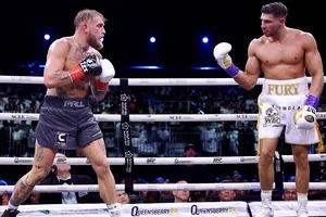 Jake (trái) lần đầu đối mặt với một quyền thủ chuyên nghiệp