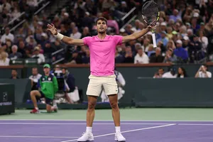 Alcaraz ăn mừng sau khi thắng 