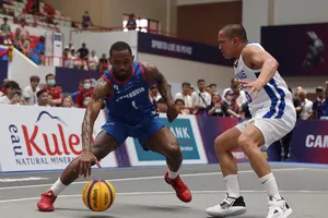 Sayeed Pridgett (áo xanh) chơi "out trình" các cầu thủ Philippines