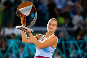Sabalenka giơ cao chiếc cúp vô địch đơn nữ Madrid Open