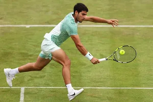 Alcaraz trên mặt sân cỏ tại Queen's