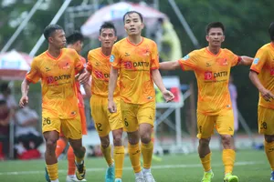 Hoàng cao (giữa) và Tuấn Vinh (phải) là 2 người bạn già, 2 cầu thủ kỳ cựu của Đạt Tín qua nhiều năm. Ảnh: THANH ĐÌNH