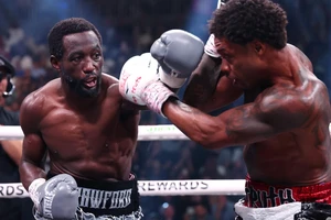 Crawford tung quyền vào mặt Spence