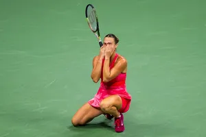 Sabalenka ngược dòng đầy cảm xúc