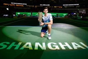 Hurkacz và chiếc cúp vô địch giải Shanghai Masters