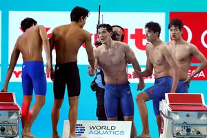 Các kình ngư Trung Quốc chúc mừng lẫn nhau