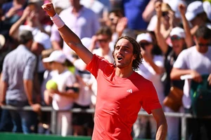 Tsitsipas ăn mừng chiến thắng trước Zverev