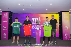 Đại diện các đội bóng ra mắt áo đấu. Ảnh: ĐOÀN NHẬT